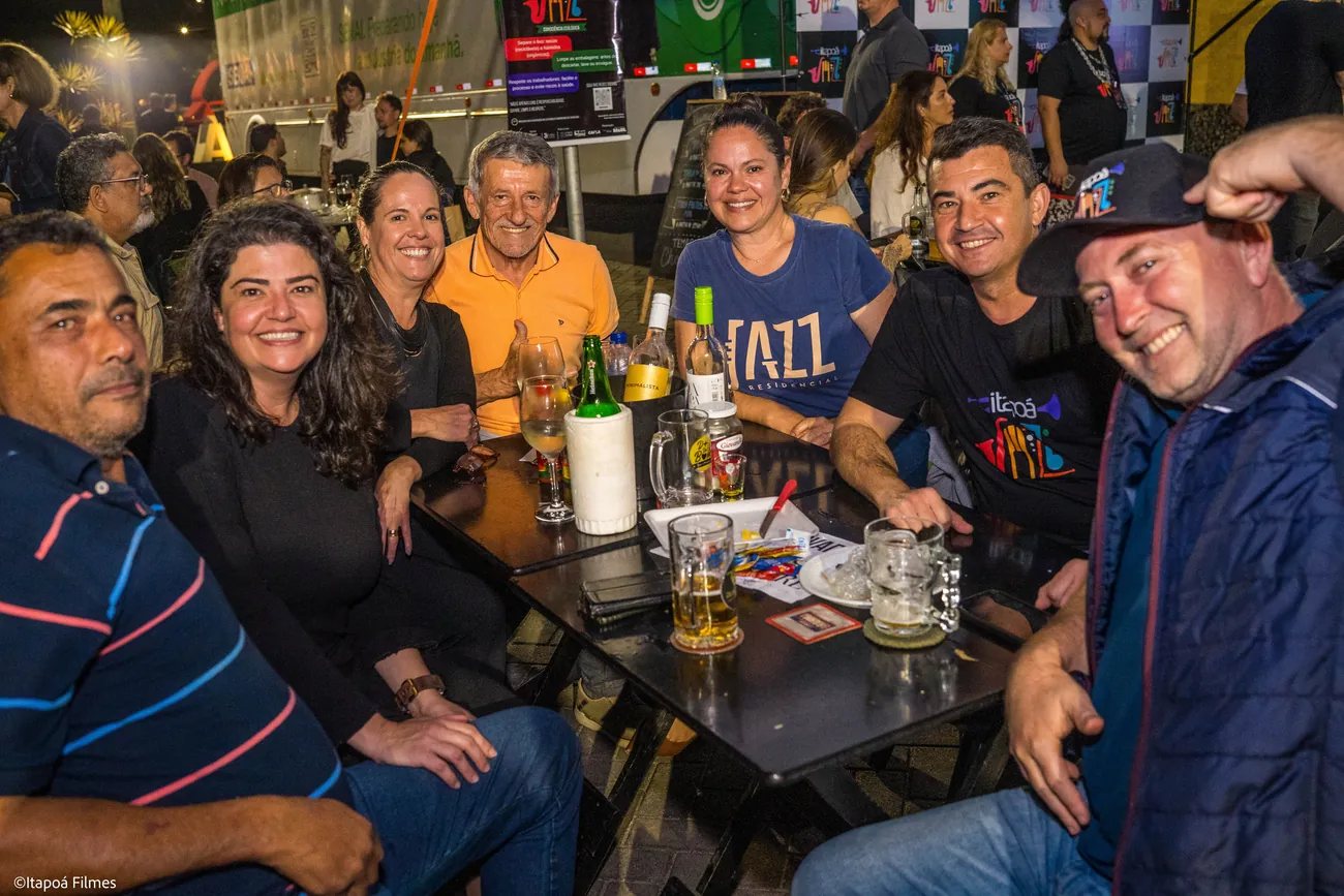 Público lotando o festival
