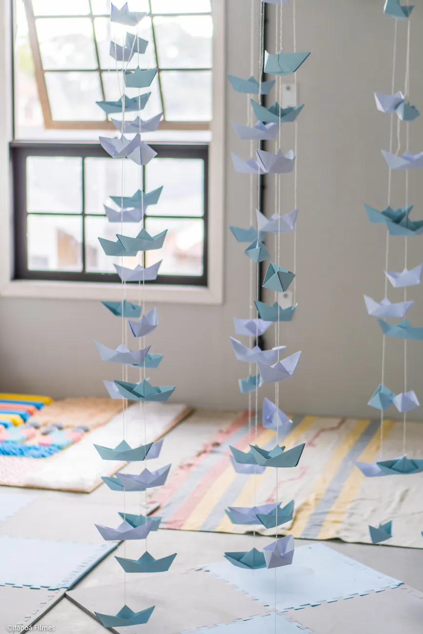 Móbile de origamis na sala de regulação